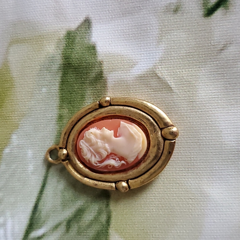 Cameo pendent signed EH